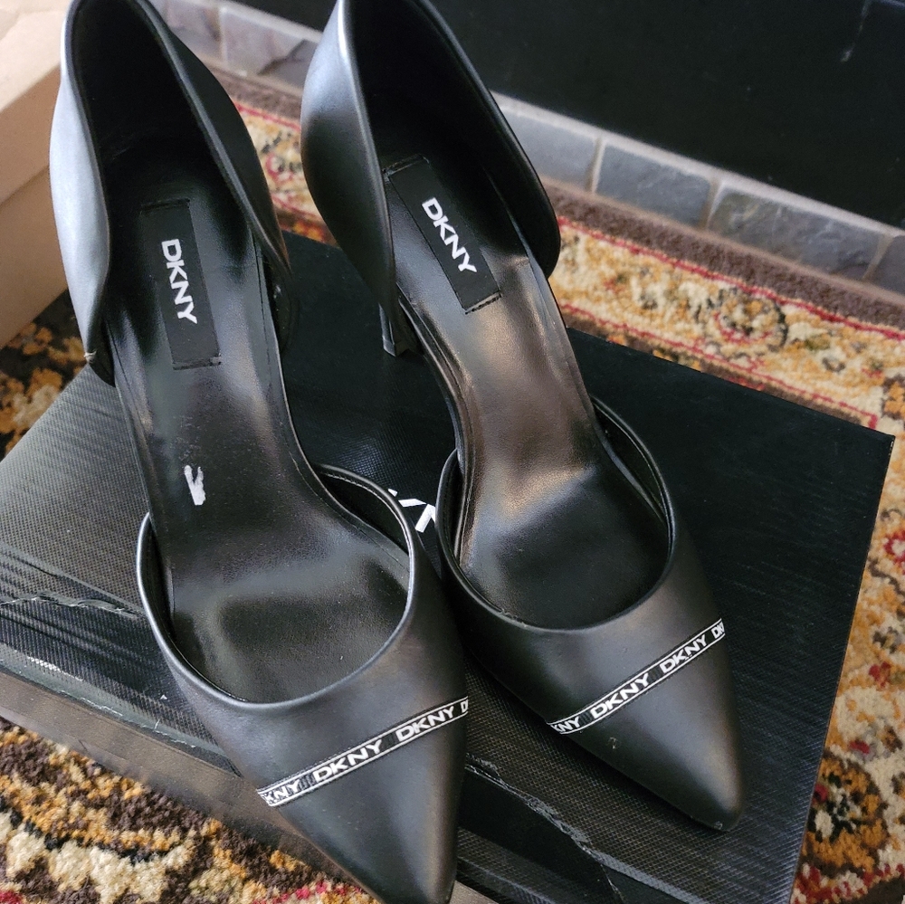 -SOLD- *NIB* DKNY Rosetta Dorsay Pump